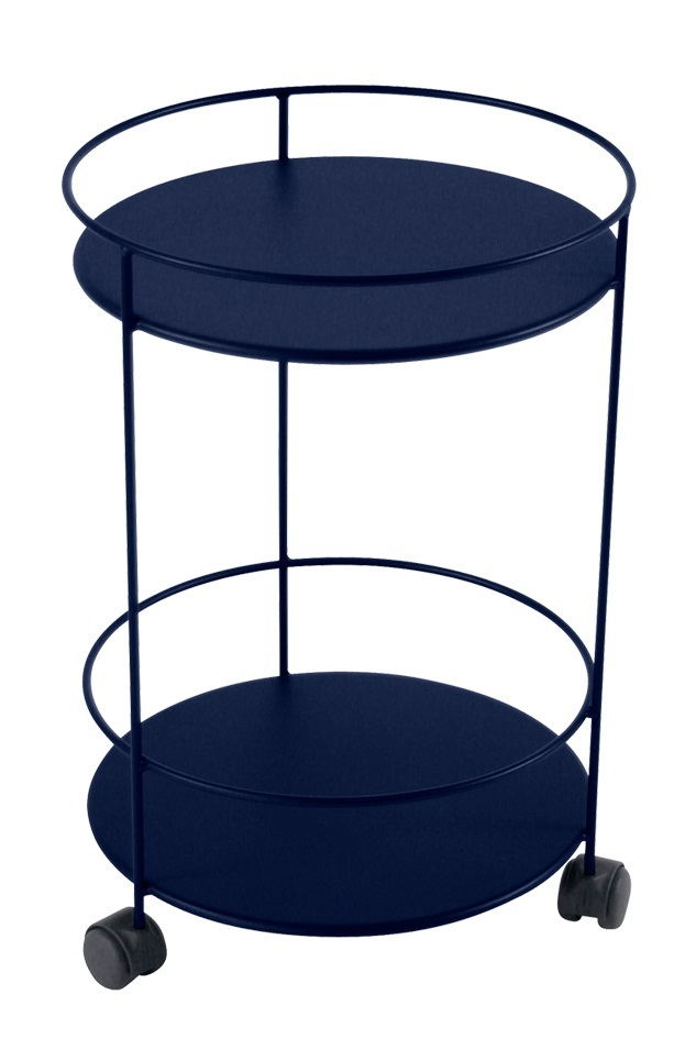 Blauer Guinguette Beistelltisch von Fermob auf Rollen, ideal für den Outdoor-Bereich.