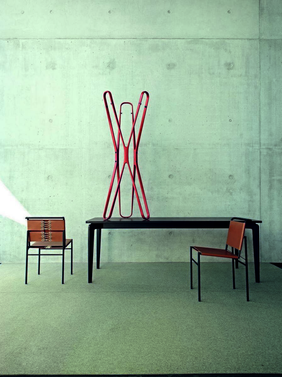 Roter Saturn Garderobenständer von ClassiCon auf einem Tisch, moderne Garderobe und Designermöbel für Flur und Eingangsbereich.