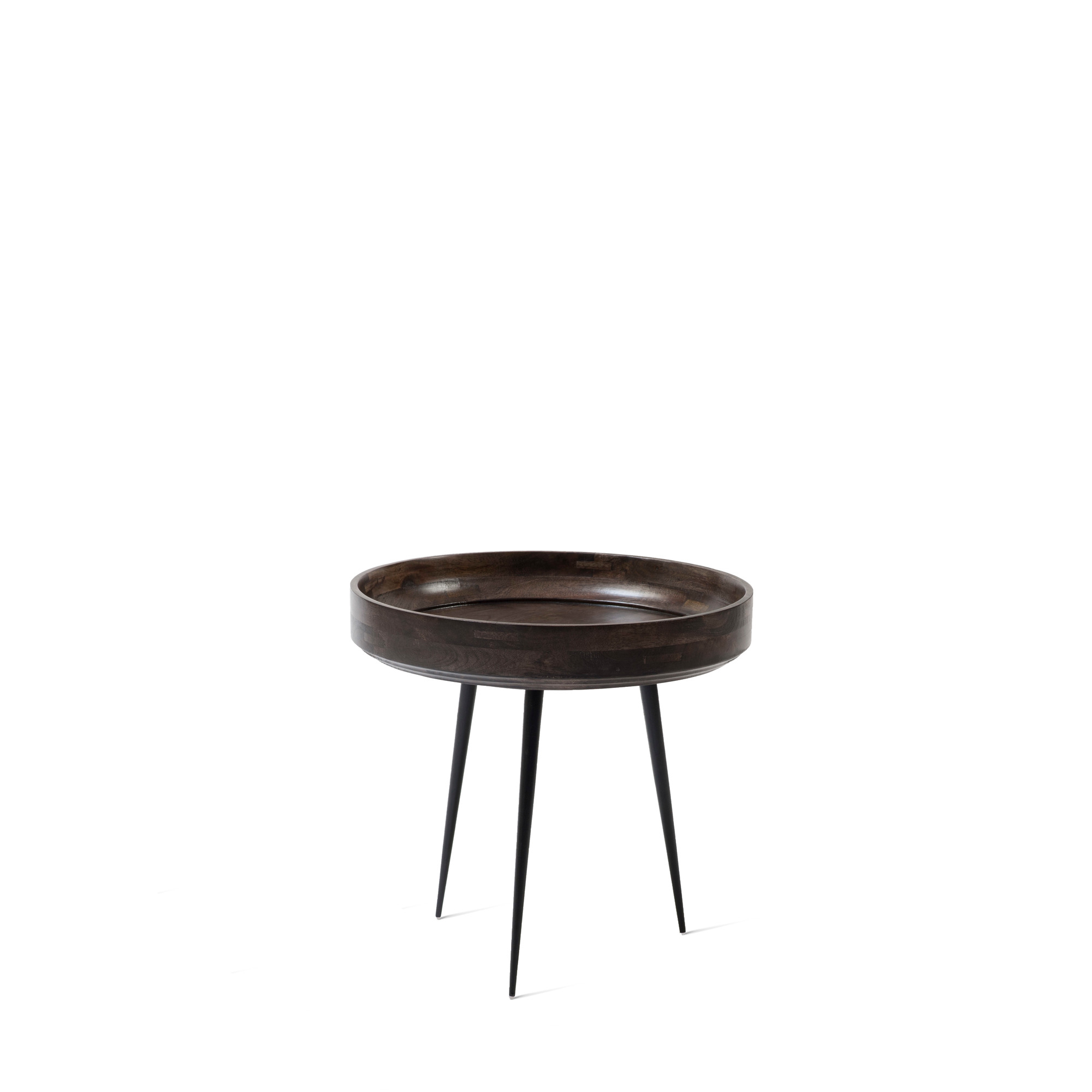 Kleiner runder Beistelltisch aus Mangoholz mit drei schwarzen Beinen auf weißem Hintergrund.