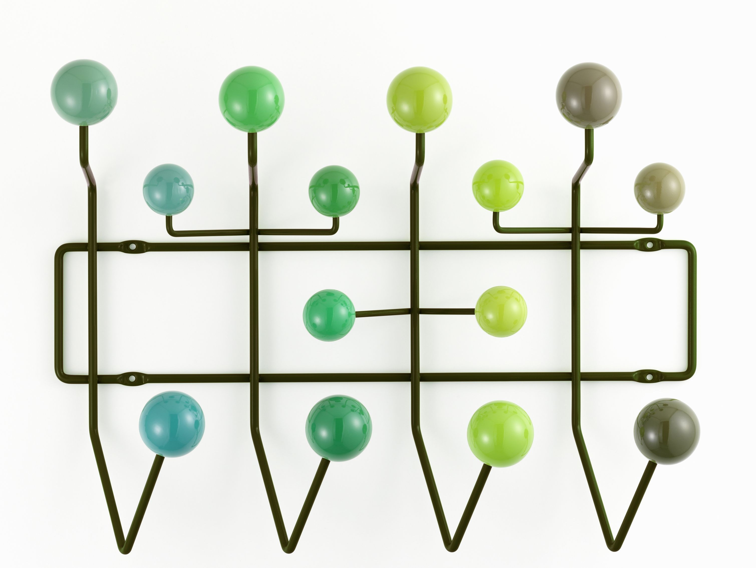 Eames Hang it all Garderobe von Vitra in Grün mit bunten Holzkugeln. Designklassiker.