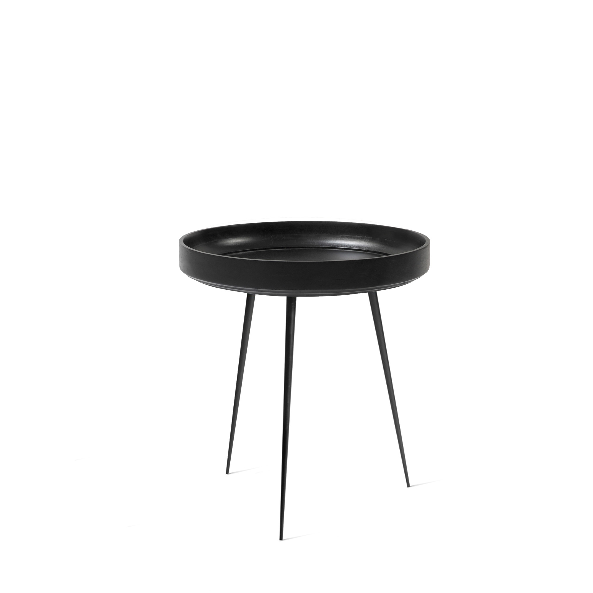 Schwarzer Bowl Table Beistelltisch aus Mangoholz von Mater mit drei filigranen Beinen.