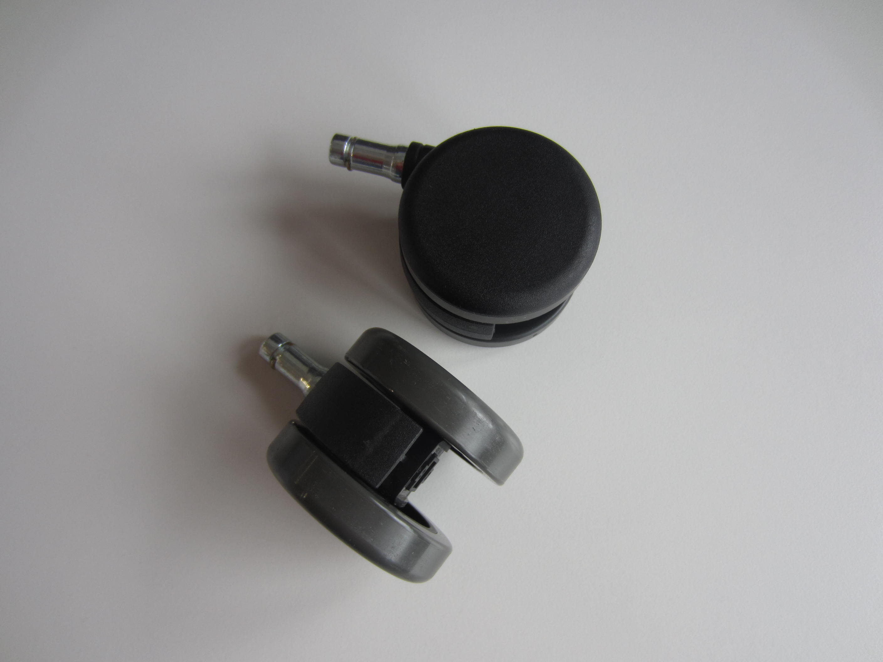 Vitra MedaPal Drehstuhlrollen, Bürostuhlrollen Durchmesser 60mm, Ersatzrollen für Meda Pal Bürostühle, zwei Rollen auf weißem Hintergrund.