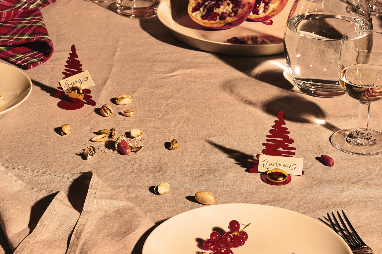 Barkplace Tree Tischkartenhalter: Roter Weihnachtsbaum Tischkartenhalter auf gedecktem Tisch mit Namen.