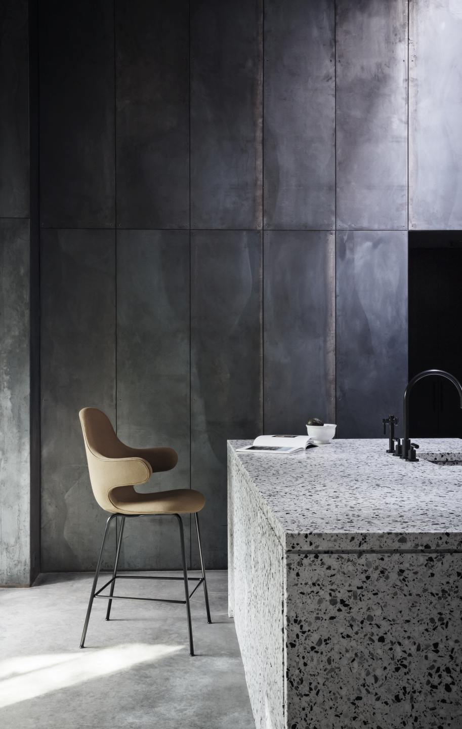 Catch Barstool JH17 Barhocker von AndTradition, gepolstert, in modernem Küchendesign mit Kücheninsel.