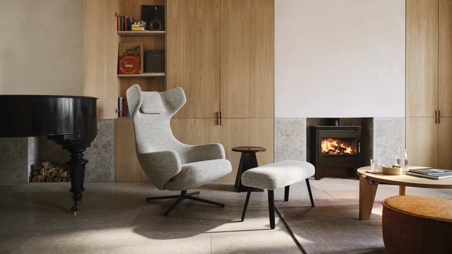 Grauer Grand Repos Sessel mit Panchina B 75 cm von Vitra im Wohnzimmer.