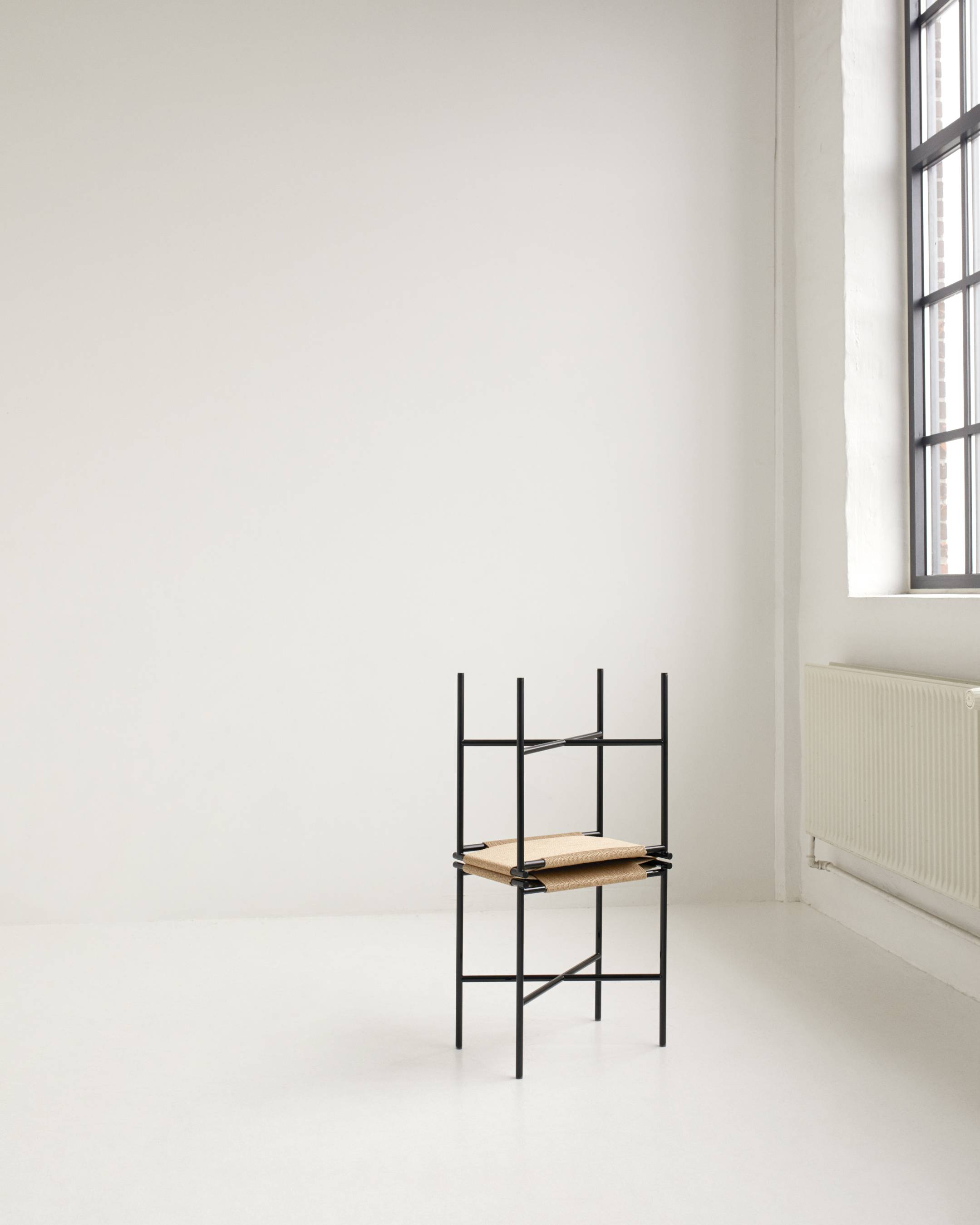 Vent Hocker von Skagerak by Fritz Hansen, minimalistisches Design mit schwarzem Gestell und geflochtener Sitzfläche.