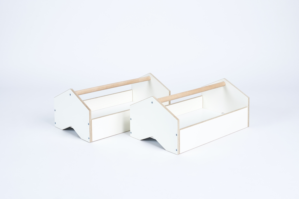 Zwei weiße Tojo Kids Werkzeugkisten aus Holz mit Griff auf weißem Hintergrund, Kinderzimmer-Organisation.