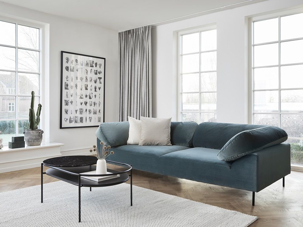 Blauer Collar Sofa Icon Woud 3-Sitzer im Wohnzimmer mit modernem Couchtisch und Dekoration.