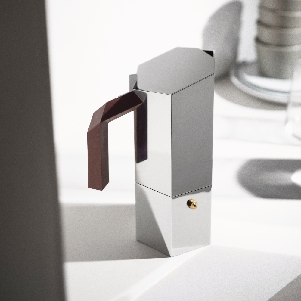 Alessi Menhir Espressokocher für 6 Tassen: Moderner, silberfarbener Espressokocher mit braunem Griff. Ideal für aromatischen Kaffee.