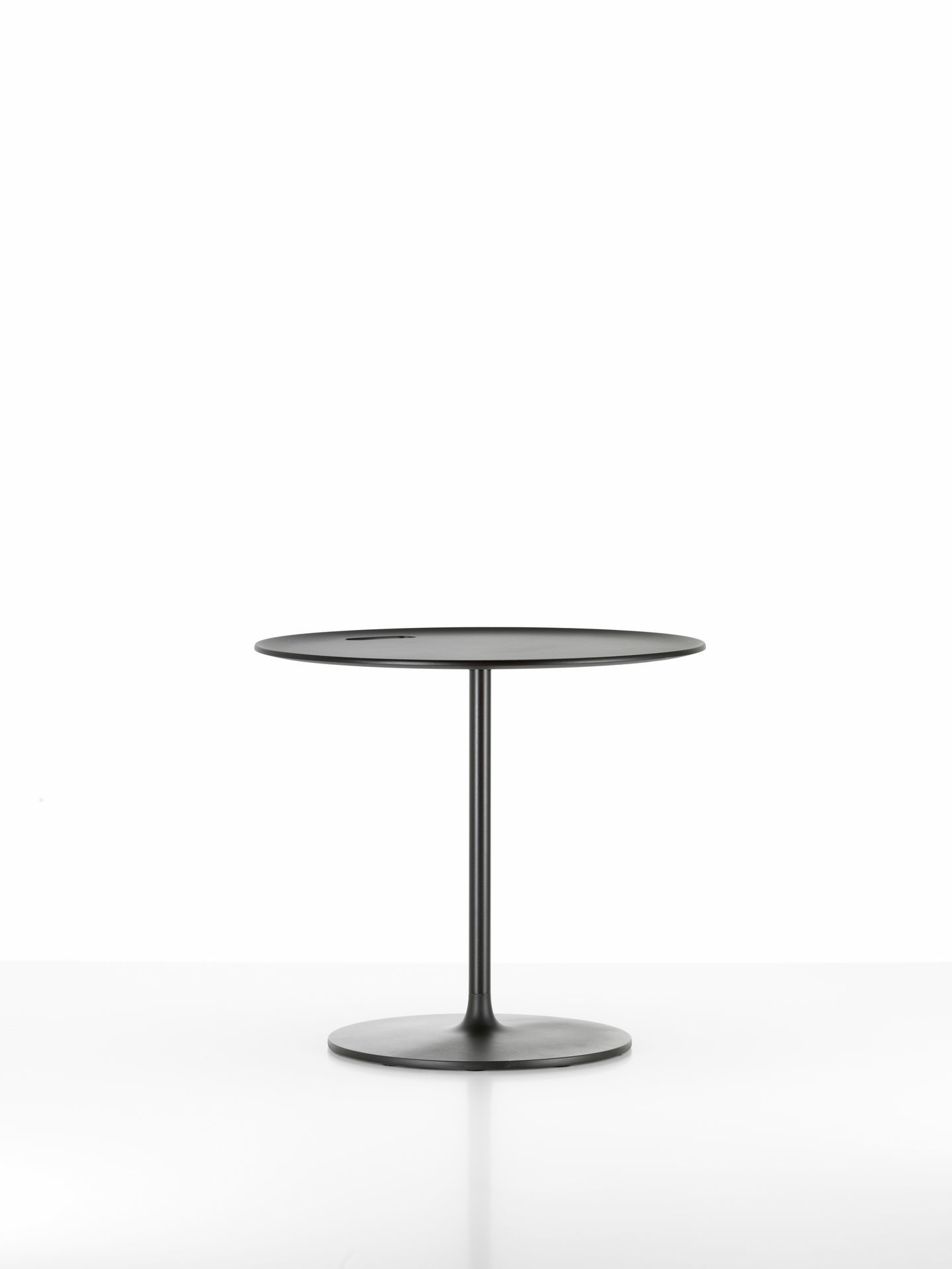 Schwarzer Vitra Beistelltisch "Occasional Low Table" mit runder Tischplatte und Fuß auf weißem Hintergrund.
