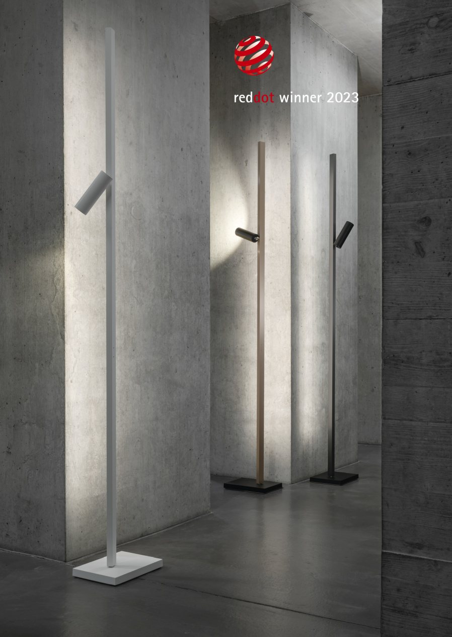 Zen X Stehleuchte von Steve Lechot Luminaires, minimalistisches Design in Weiß, Holz und Schwarz, Red Dot Winner 2023.