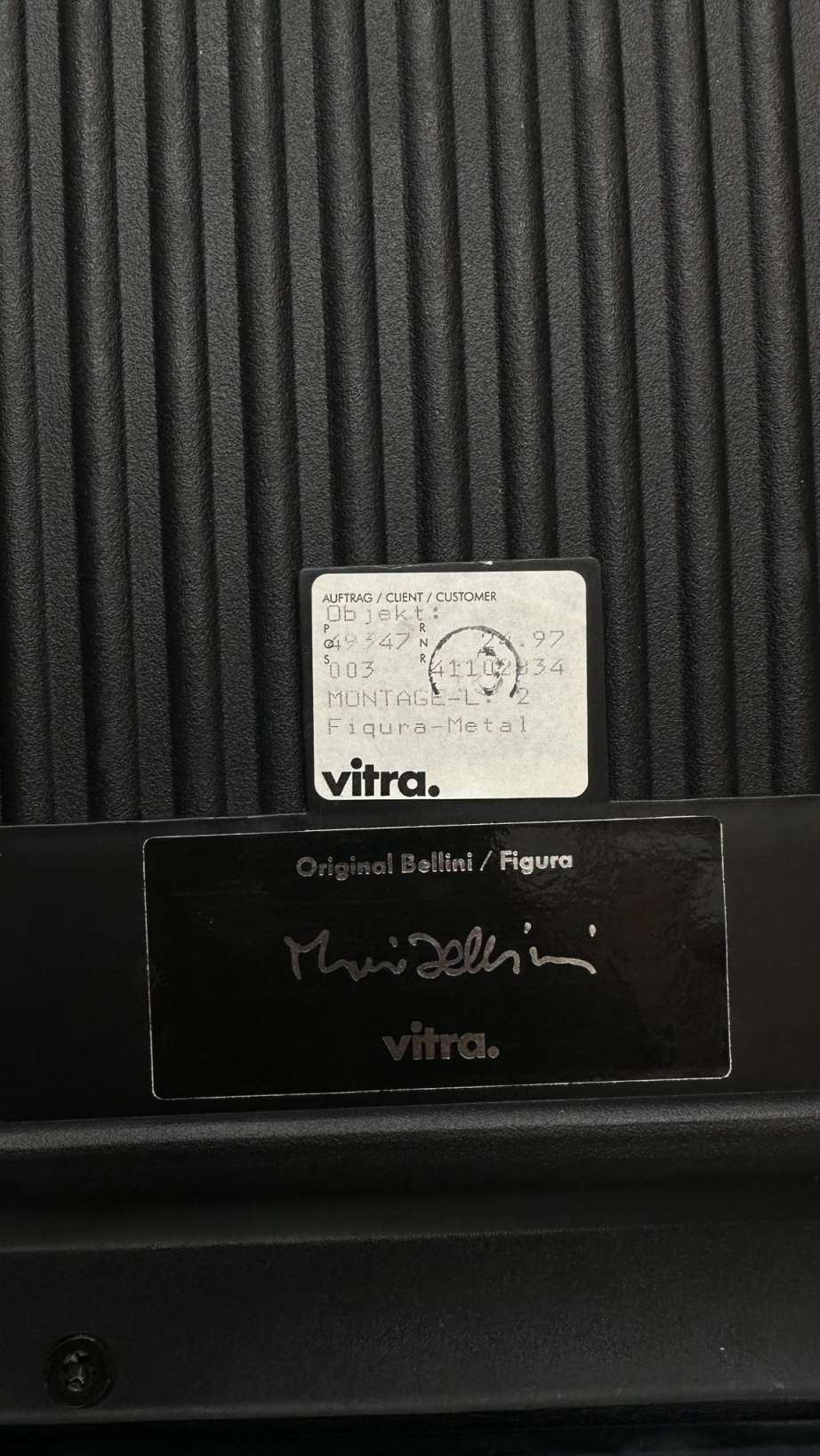 Detailaufnahme: Etikett und Signatur auf gebrauchtem Vitra Figura Metallfreischwinger, Design Bellini. Gebrauchtmöbel für Büro und Wohnen.