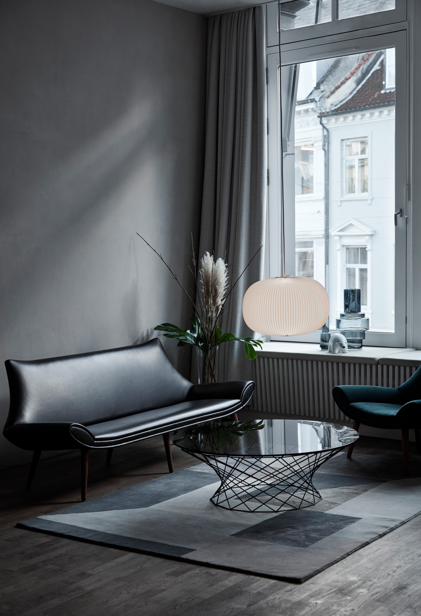 Wohnzimmer mit Le Klint Lamella Pendelleuchte, Design Lampe in Weiß, skandinavisches Design.