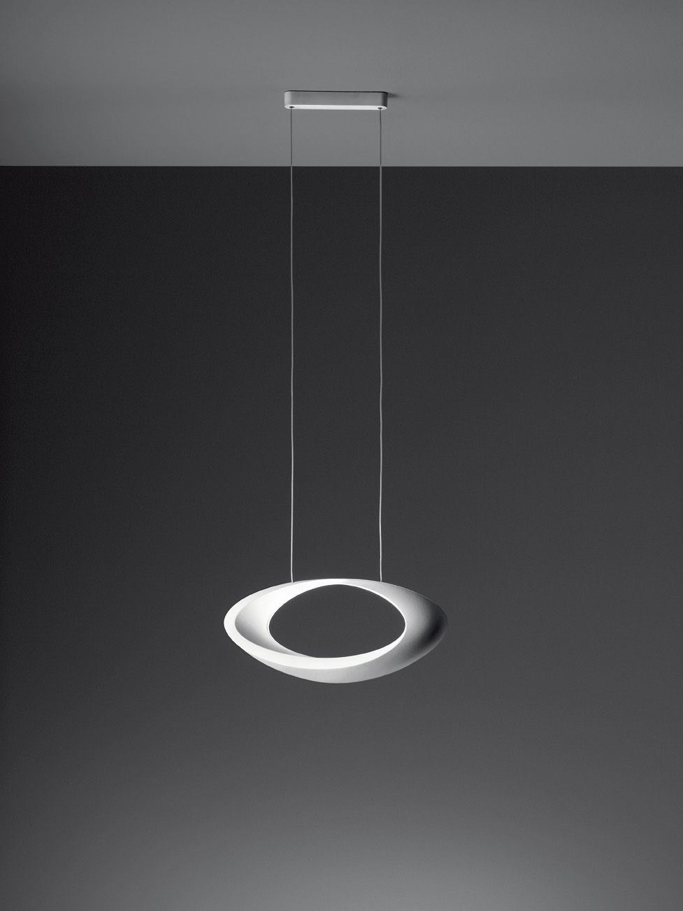 Cabildo LED Pendelleuchte von Artemide: Moderne Hängelampe mit indirektem Licht und elegantem Design.