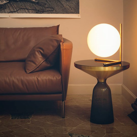 Nahaufnahme der Flos IC Lights T2 Tischleuchte mit Kugel und goldenem Gestell.