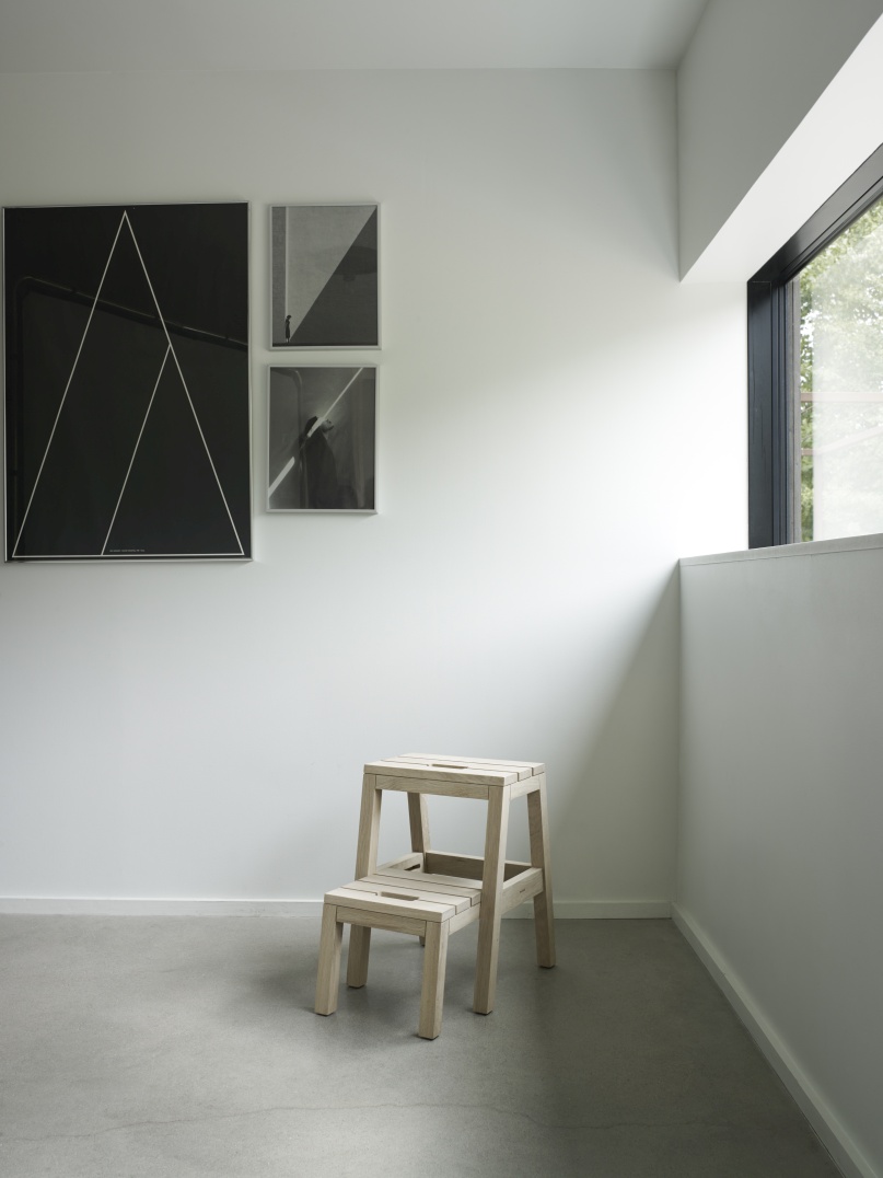 Helle Dania Step Ladder Trittleiter von Skagerak by Fritz Hansen in minimalistischem, modernem Interieur.