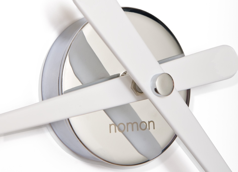 Detailaufnahme der modernen Nomon Wanduhr Rodón mini mit weißen Zeigern und silbernem Gehäuse.