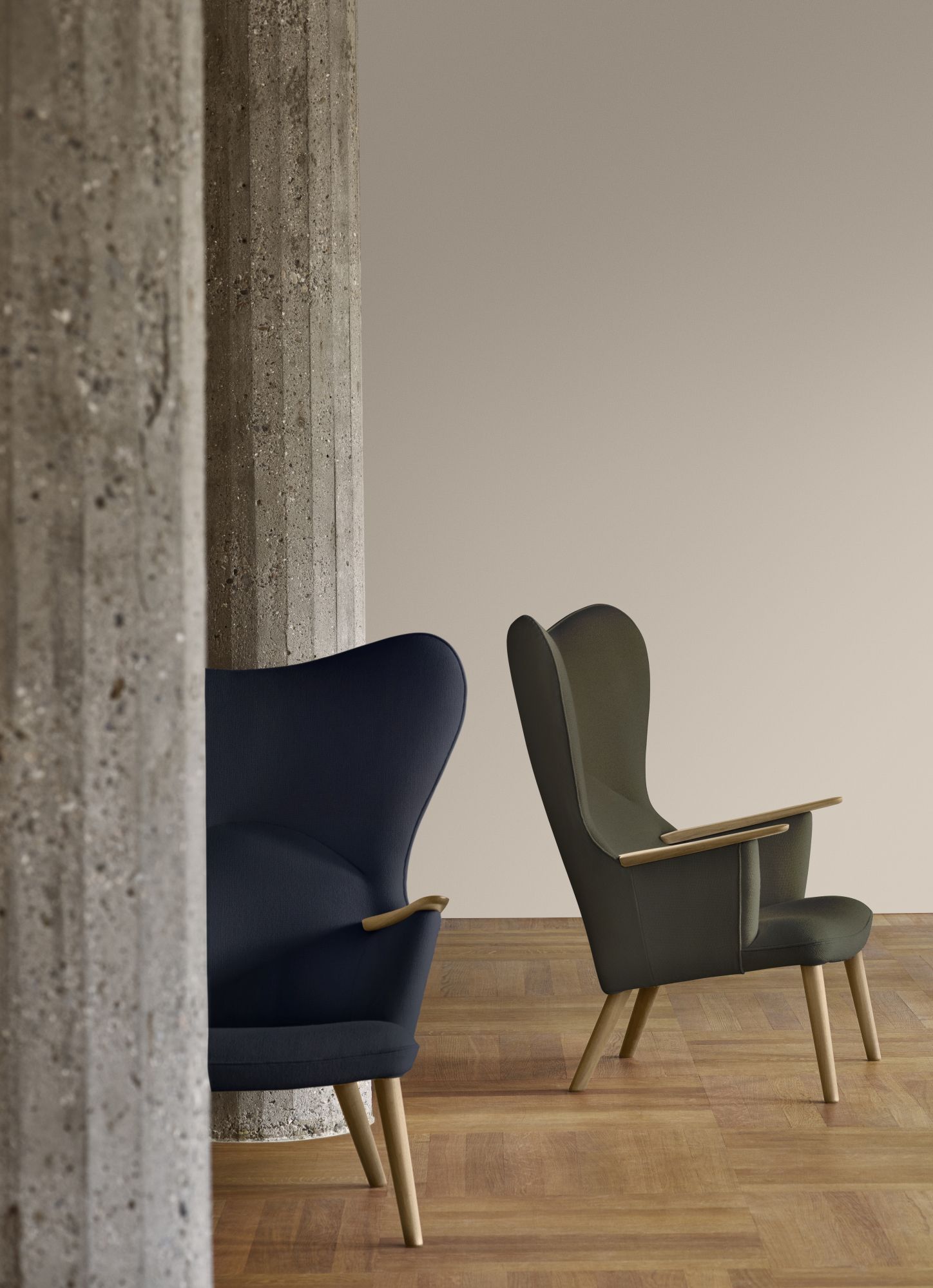 Zwei CH78 Mama Bear Sessel von Carl Hansen & Søn in Blau und Grün.