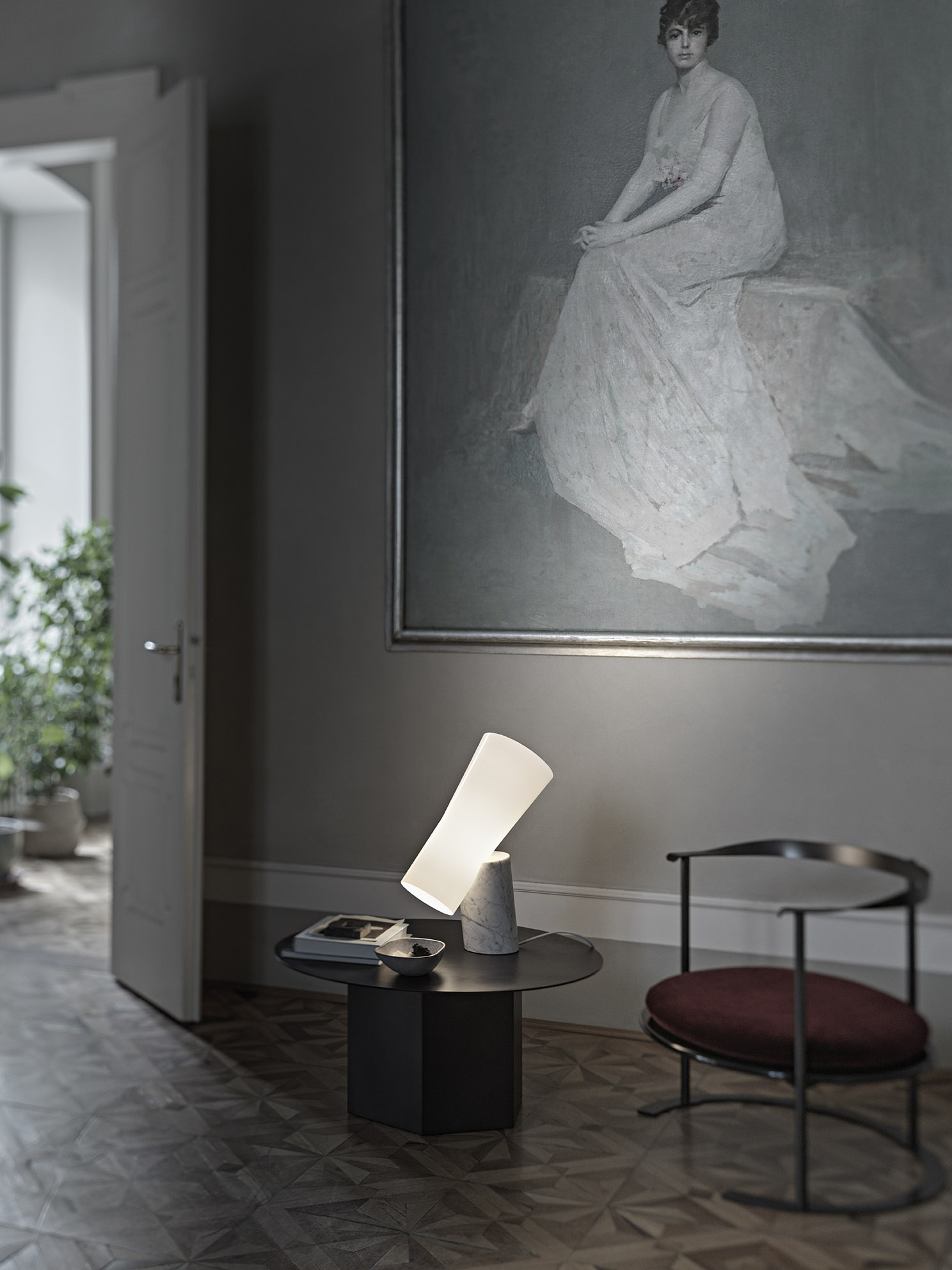 Nile Tischleuchte von Foscarini: Moderne Lampe mit Marmorfuß und sanftem Licht für Wohnzimmer.