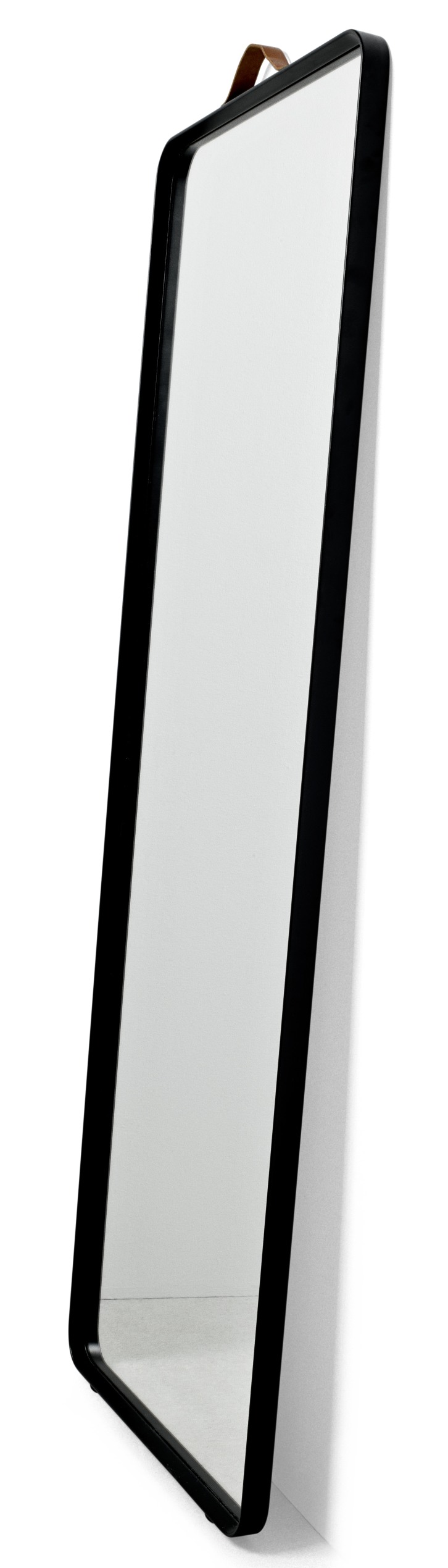 Norm Spiegel von Audo mit schwarzem Rahmen und Lederaufhängung, stehend an einer weißen Wand.