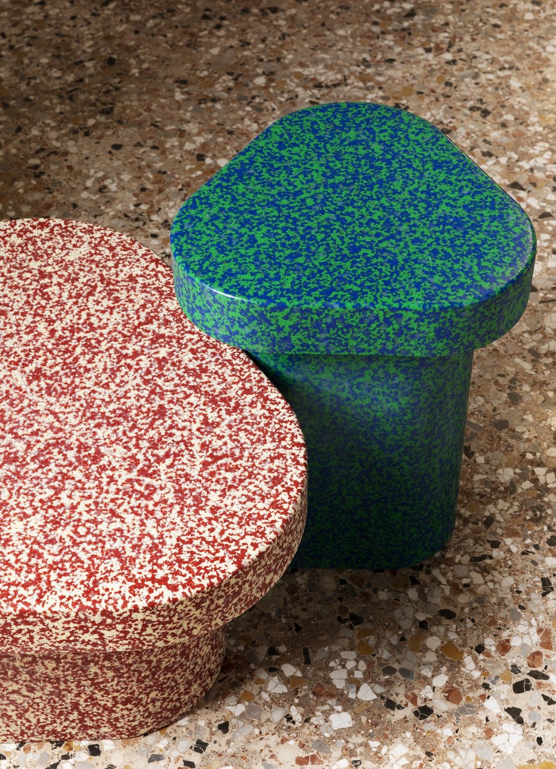 Superpop Couchtisch von Miniforms: Zwei farbenfrohe, moderne Beistelltische für Indoor und Outdoor.