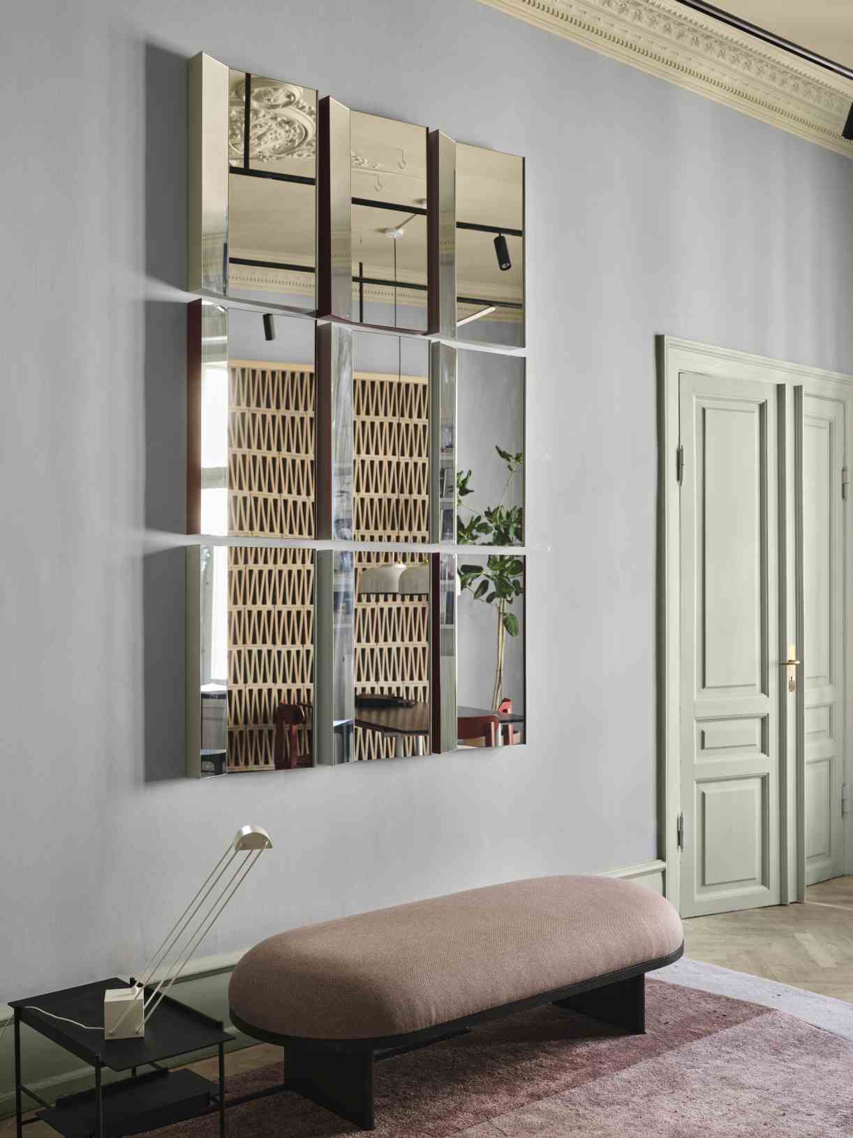 Mimesis Mirror Spiegel von Please Wait to be Seated in Baskenrot, neun quadratische Wandspiegel.