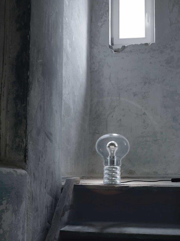 Bulb Tischleuchte von Ingo Maurer: Design Lampe in Glühbirnenform auf Treppenstufe.