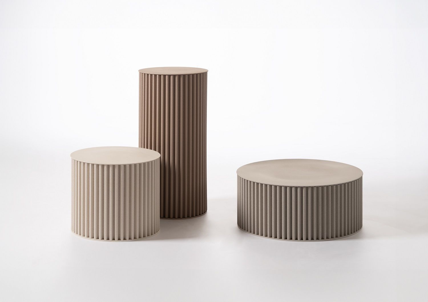 Drei gerippte Herclino Beistelltische in Taubengrau, Indoor/Outdoor geeignet, von Opinion Ciatti. Zylindrische Form.