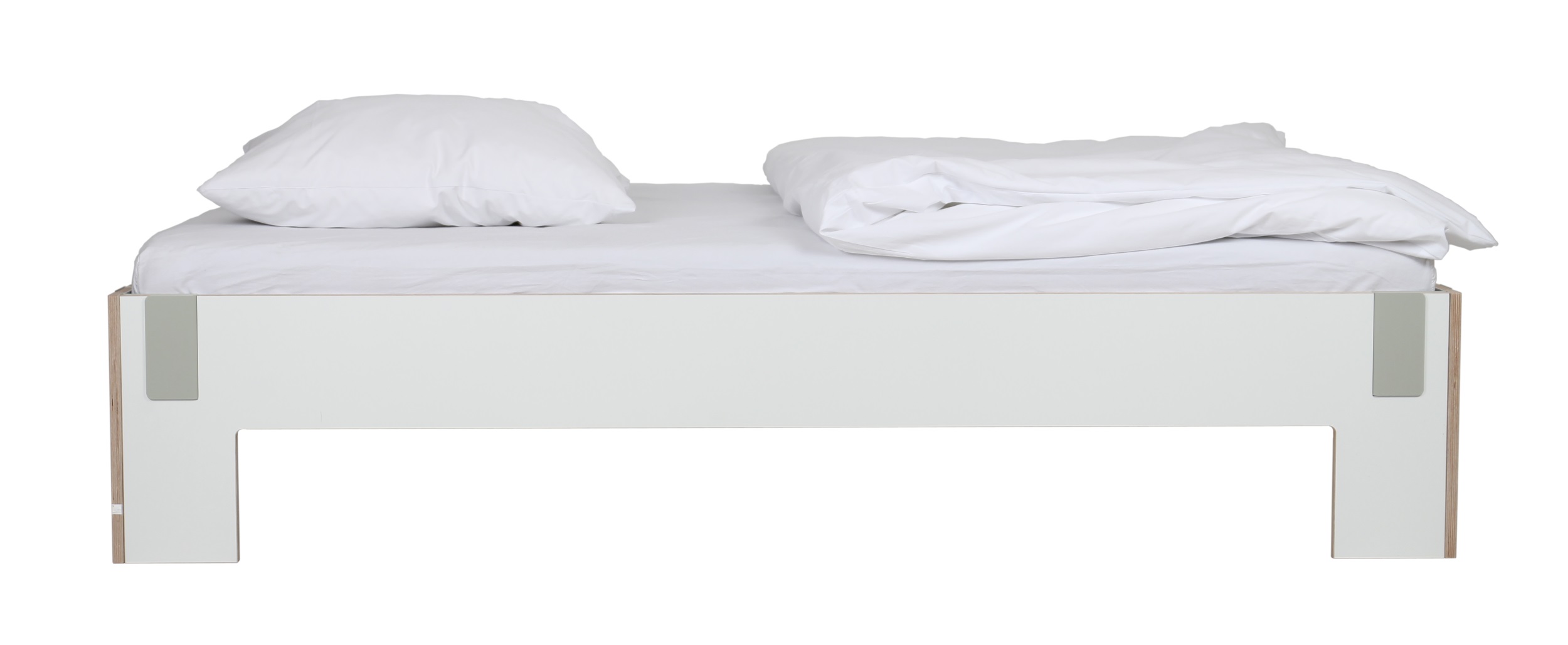 Modernes Bett von Nils Holger Moormann mit weißem Bezug und minimalistischer Holzstruktur.