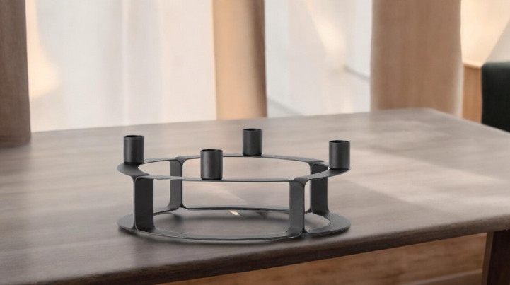 Schwarzer Lucca Kerzenständer von novoform auf einem Holztisch, modernes Design für vier Kerzen.