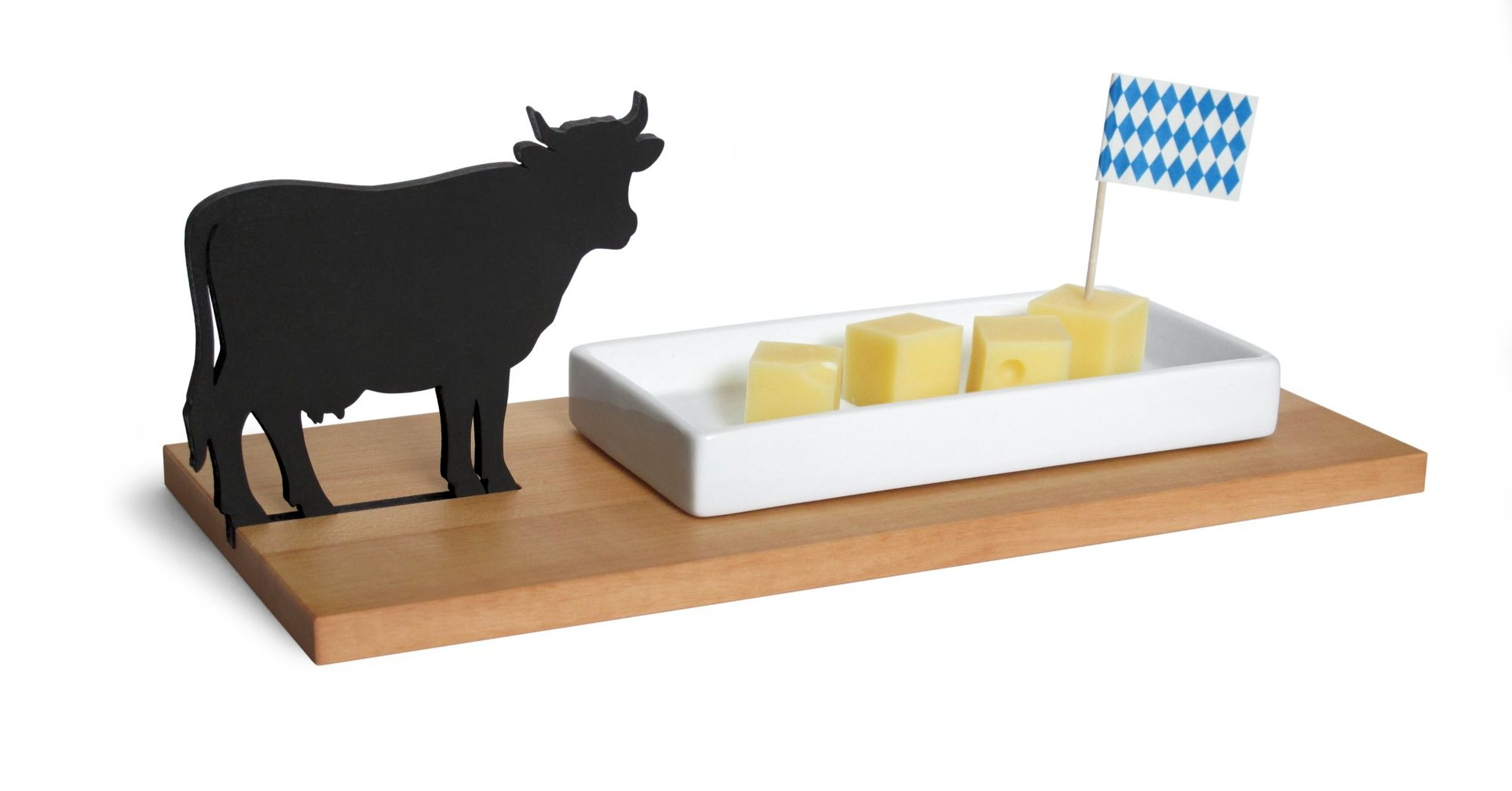 Käseschale mit Kuh-Motiv: Servierplatte aus Holz mit Käsewürfeln und bayerischer Flagge.