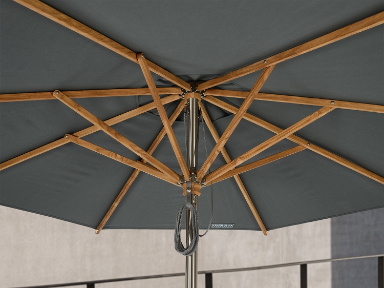Detailaufnahme des Weishäupl Trend Schirms: Blick von unten auf das Holzgestell und graue Schirmdach.