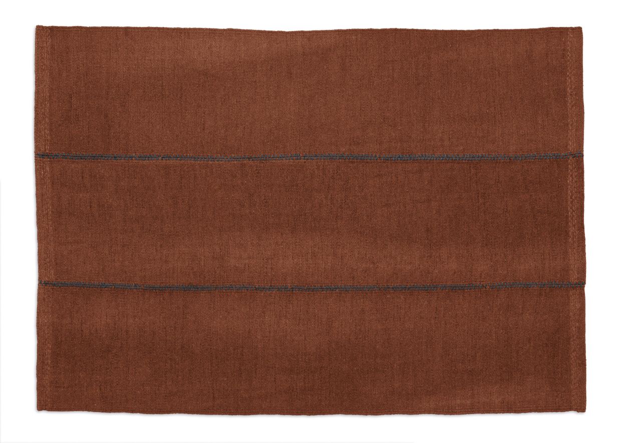 Brauner Mía Teppich von Nanimarquina, 200x300cm, mit feinen, dunklen Zierstreifen, ideal für Wohnzimmer und Schlafzimmer.