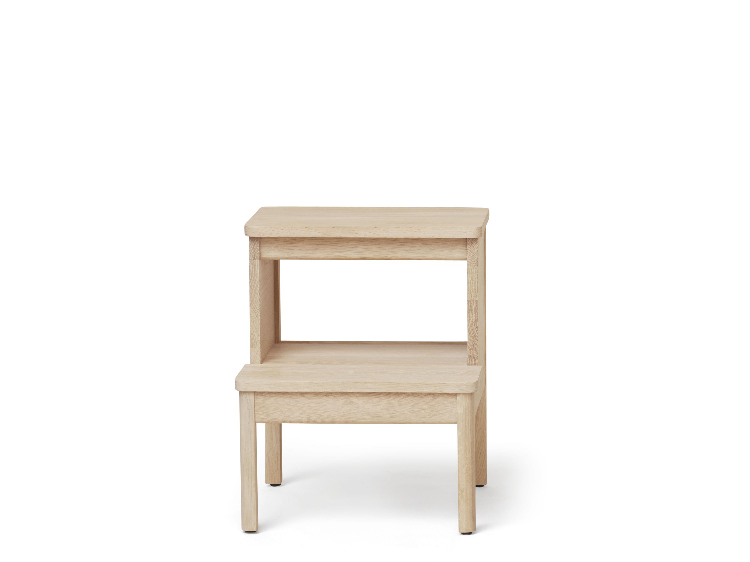 A Line Steighocker aus Eiche, weiß geölt von Form & Refine, zweistufig und minimalistisch.