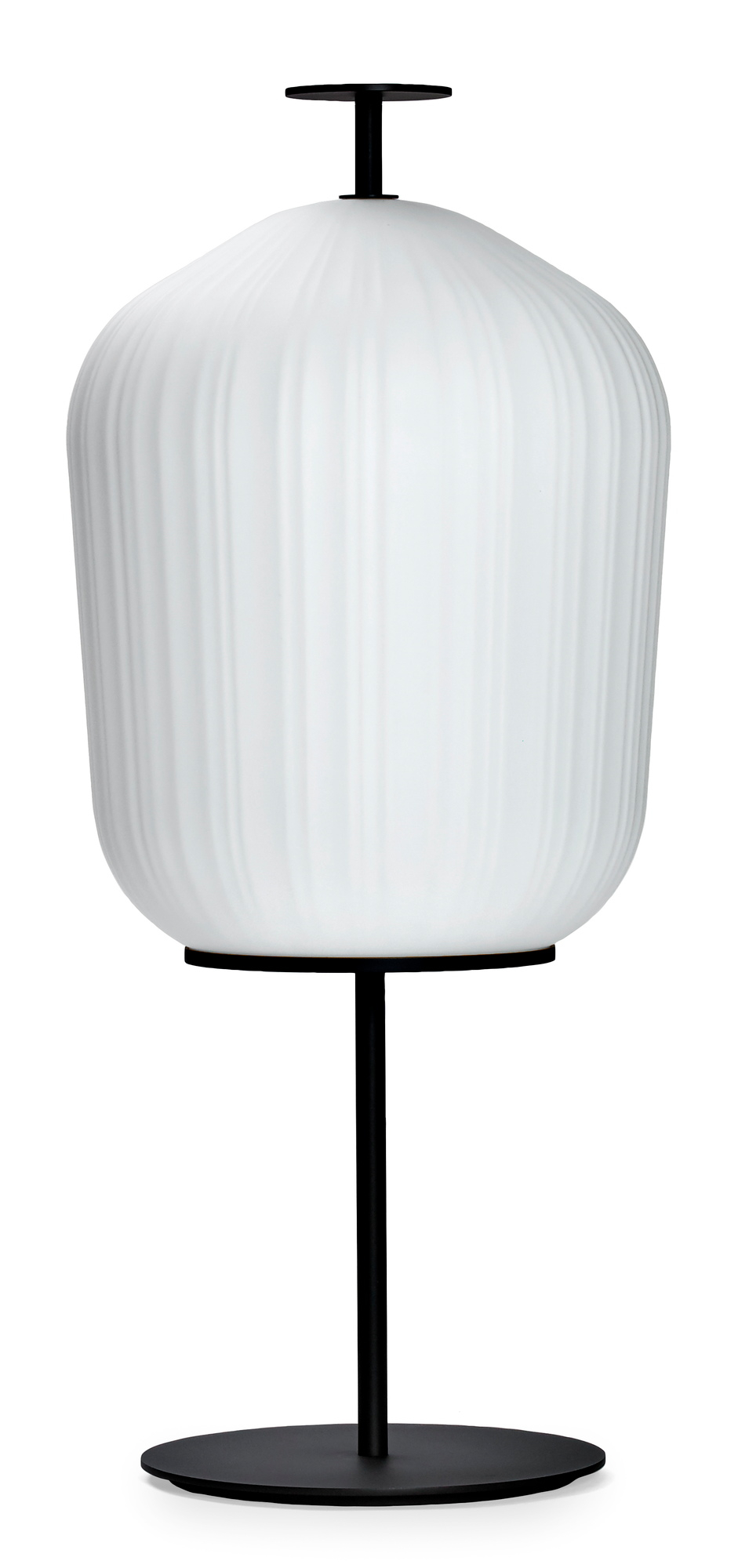Plissée Stehleuchte von ClassiCon: Moderne Bodenleuchte mit weißem Lampenschirm und schwarzem Fuß.