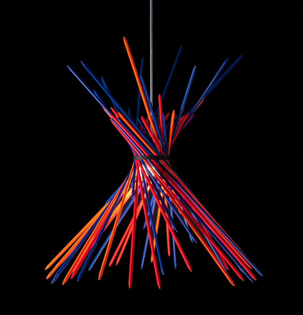 Pic-A-Stic Pendelleuchte von Ingo Maurer, moderne Hängelampe mit bunten Stäben in Rot, Blau und Orange.