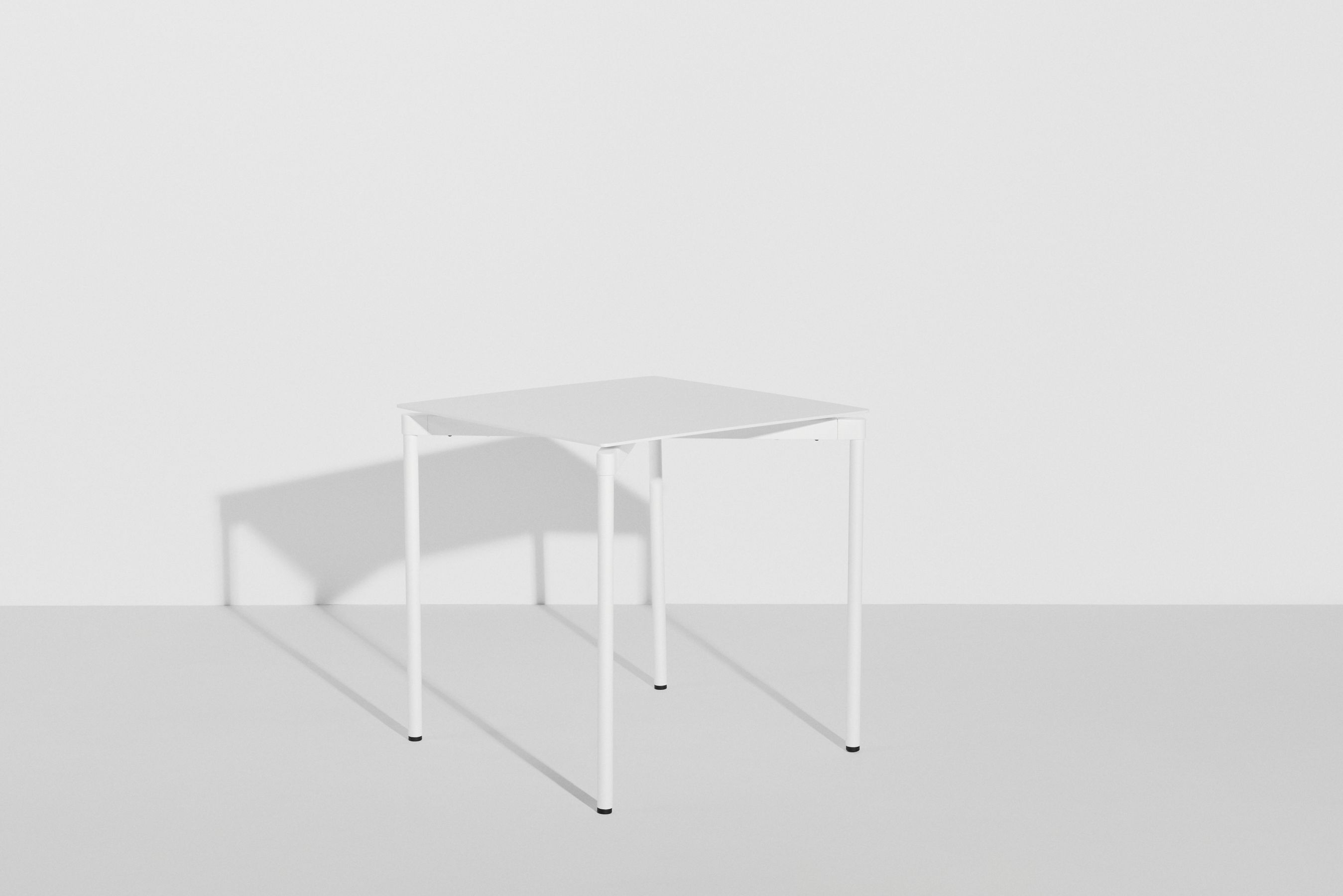 Weißer Fromme Esstisch quadratisch von Petite Friture. Moderner, minimalistischer Tisch für Esszimmer und Küche.