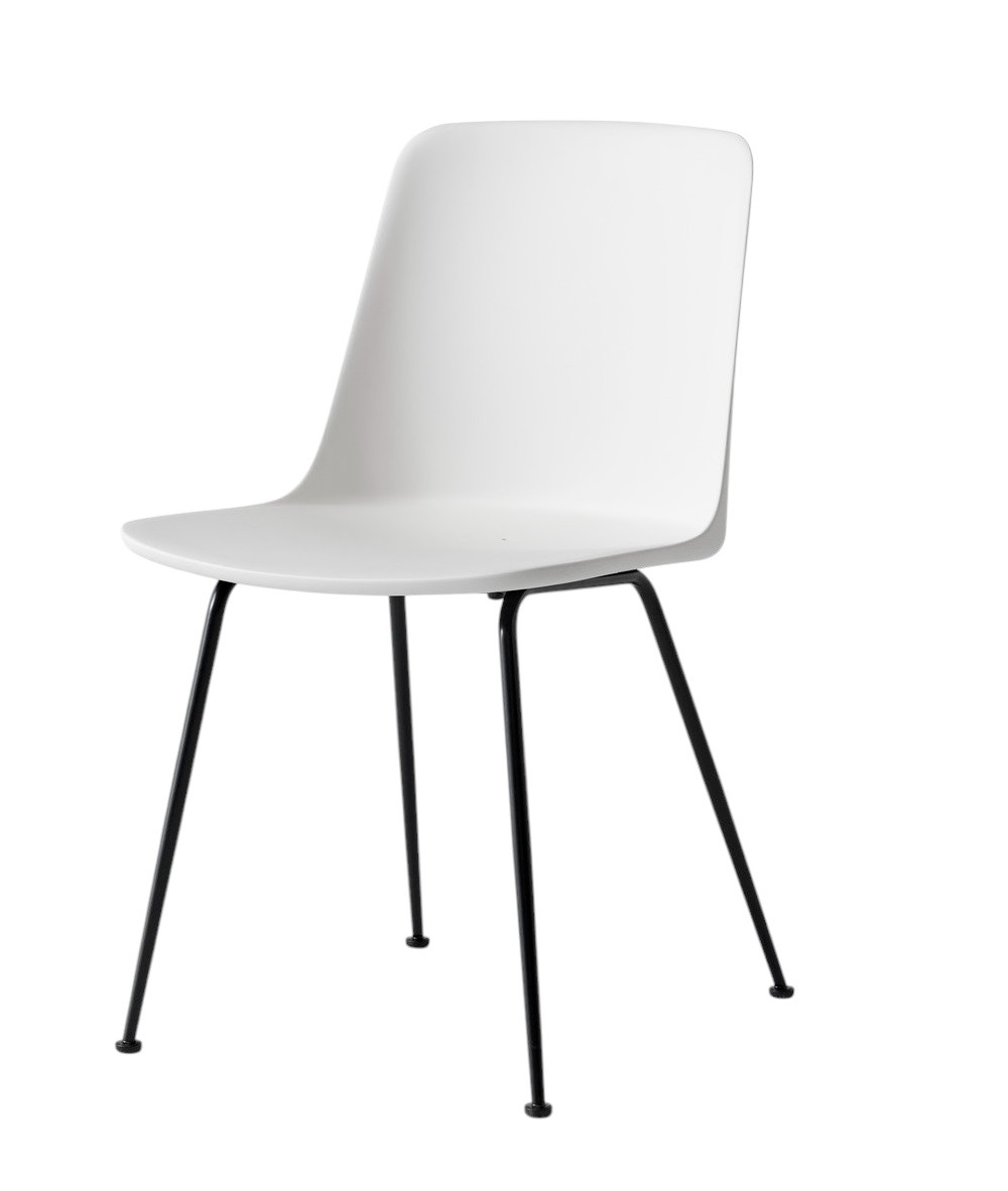 Weißer Rely HW70 Stuhl von AndTradition mit schwarzem Metallgestell für den Außenbereich.