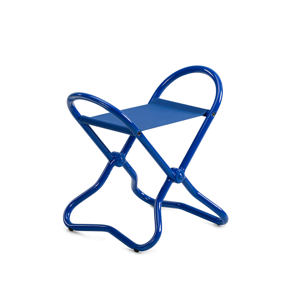 Blauer Snupi Klappstuhl mit Textilsitzfläche, ideal für Veranstaltungen und Konferenzen.