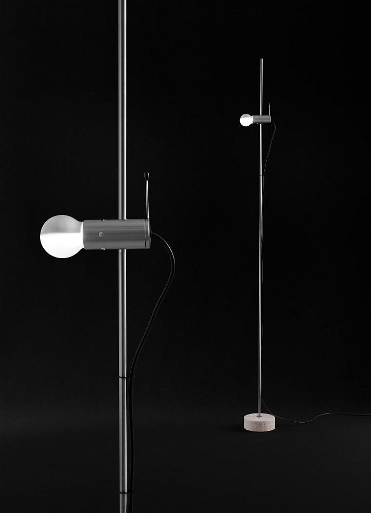 Agnoli Stehleuchte Oluce: Moderne Stehlampe aus Metall mit runder Glühbirne und Betonfuß.