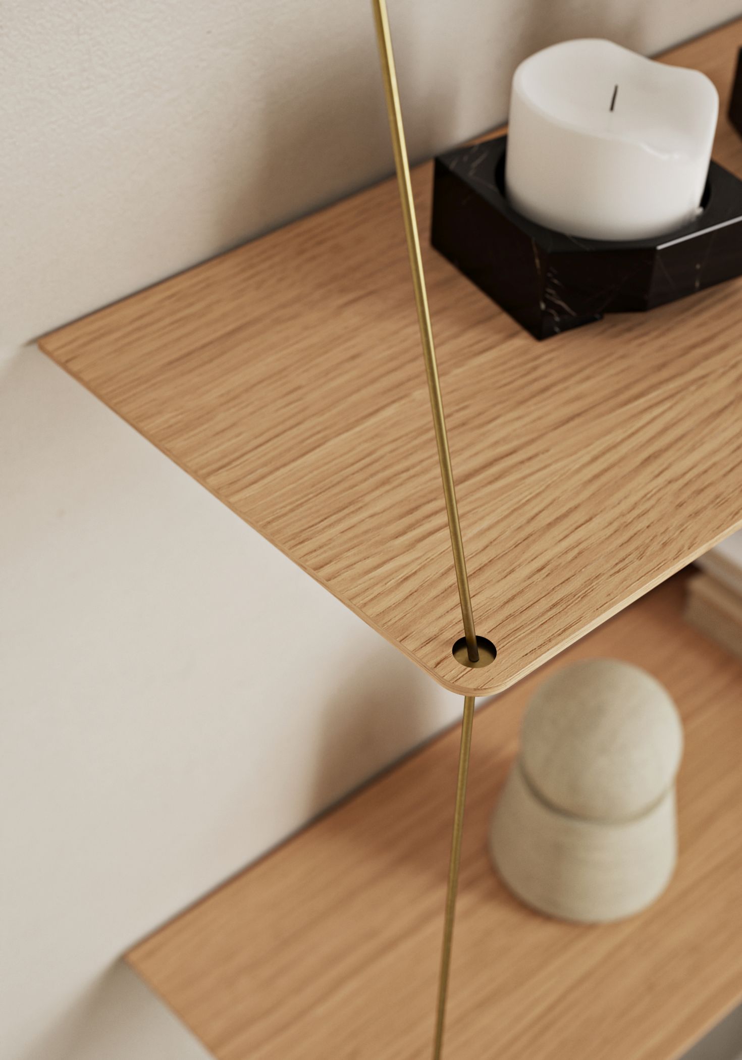 Detailaufnahme: Stedge Add-on Regal, Eiche, mit goldfarbenen Aufhängungen. Modernes Wandregal für stilvolle Wohnraumgestaltung.