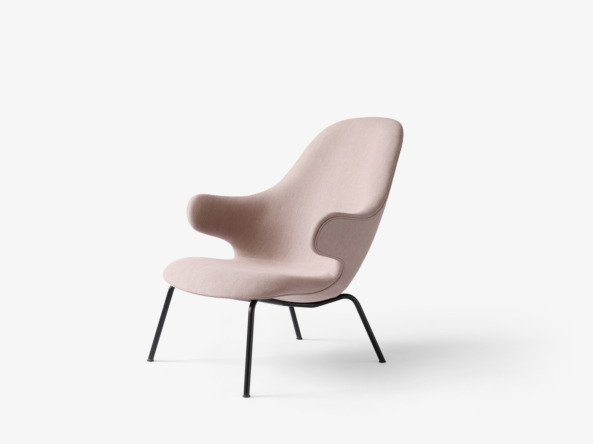 Catch Lounge Sessel von AndTradition, hellrosa Stoffbezug mit schwarzen Metallbeinen, moderne Sitzmöbel.