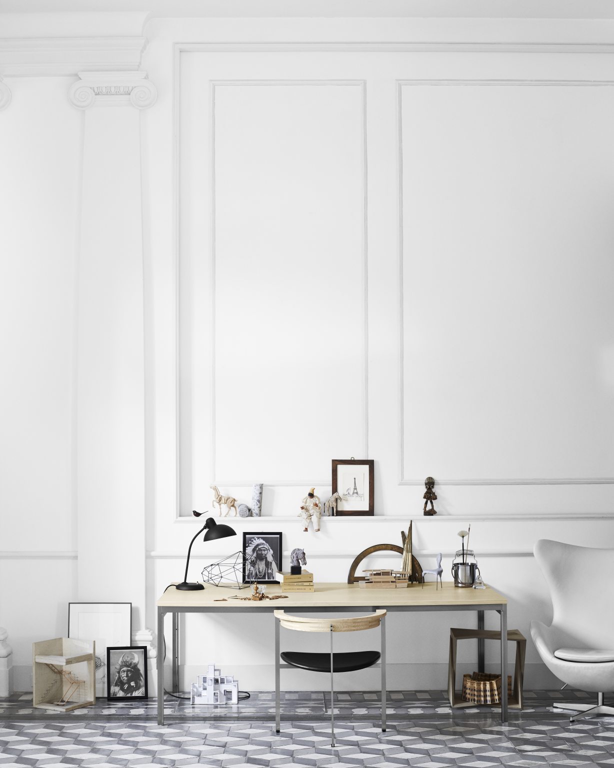 PK11 Stuhl von Fritz Hansen am Schreibtisch in einem hellen, modern eingerichteten Raum. Designklassiker.