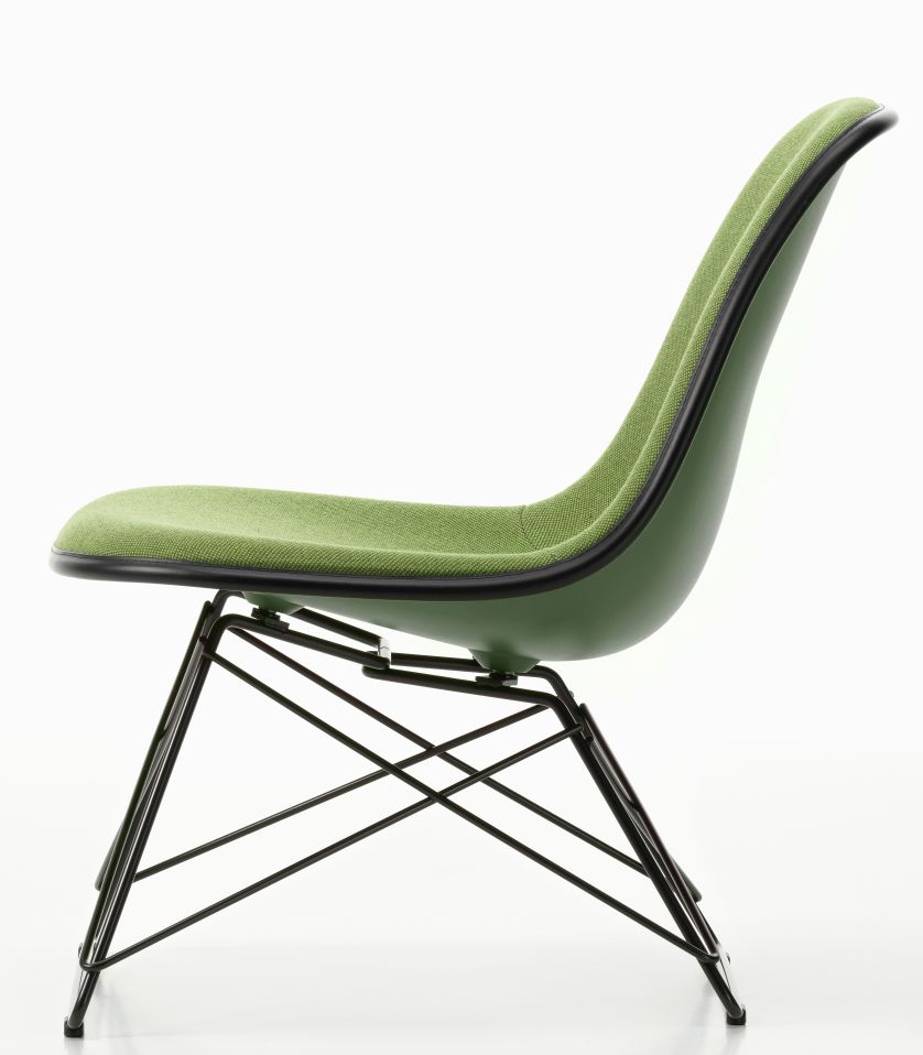 Grüner Eames Plastic Side Chair LSR Stuhl von Vitra, vollgepolstert mit schwarzem Metallgestell.