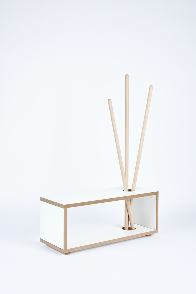 Tojo Kids Ordnung Kindergarderobe: Weiße Kindergarderobe mit drei hellen Holzstäben als Aufhängung.