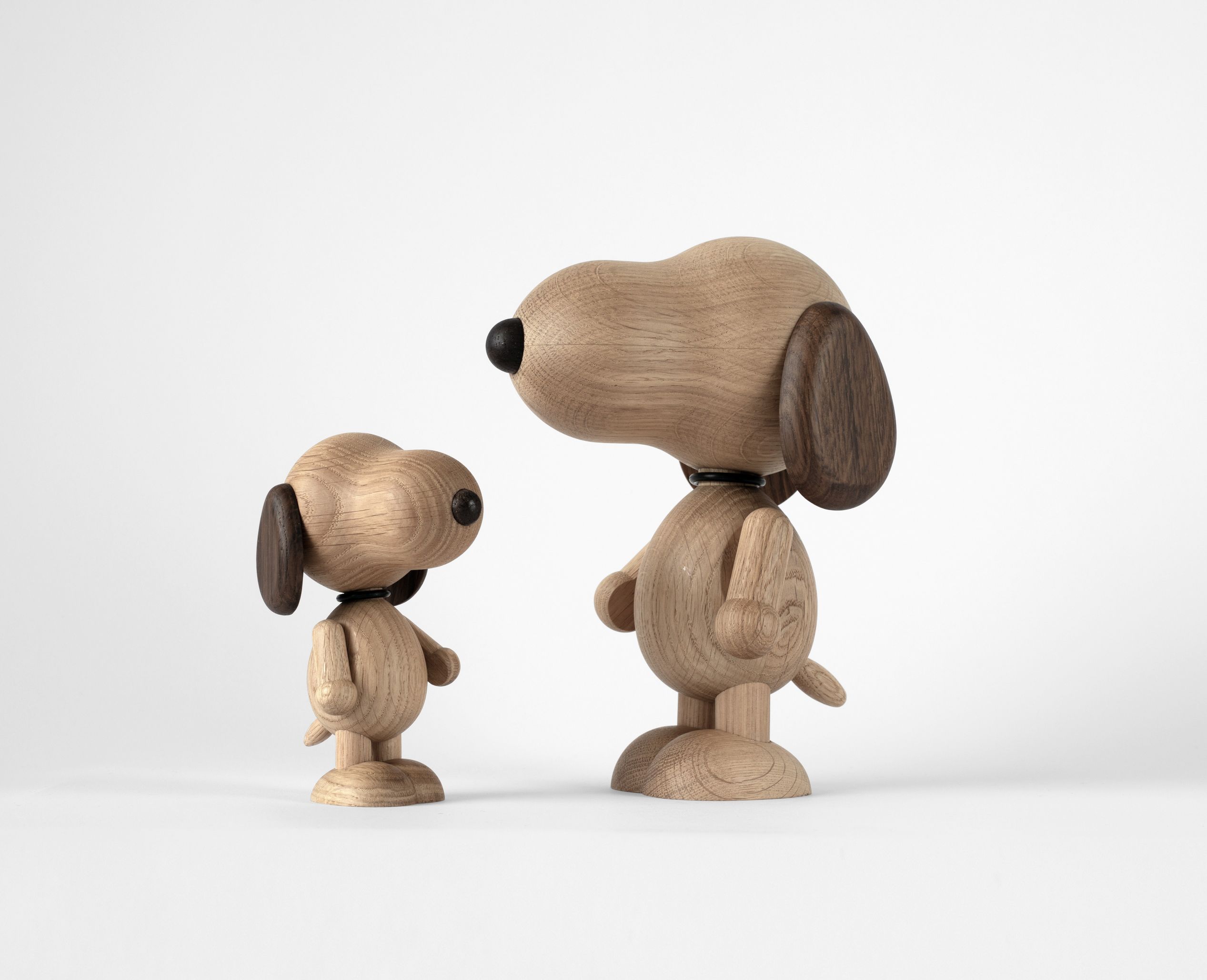 Zwei Snoopy Holzfiguren: Peanuts x Snoopy Eiche Small Boyhood Designobjekt.