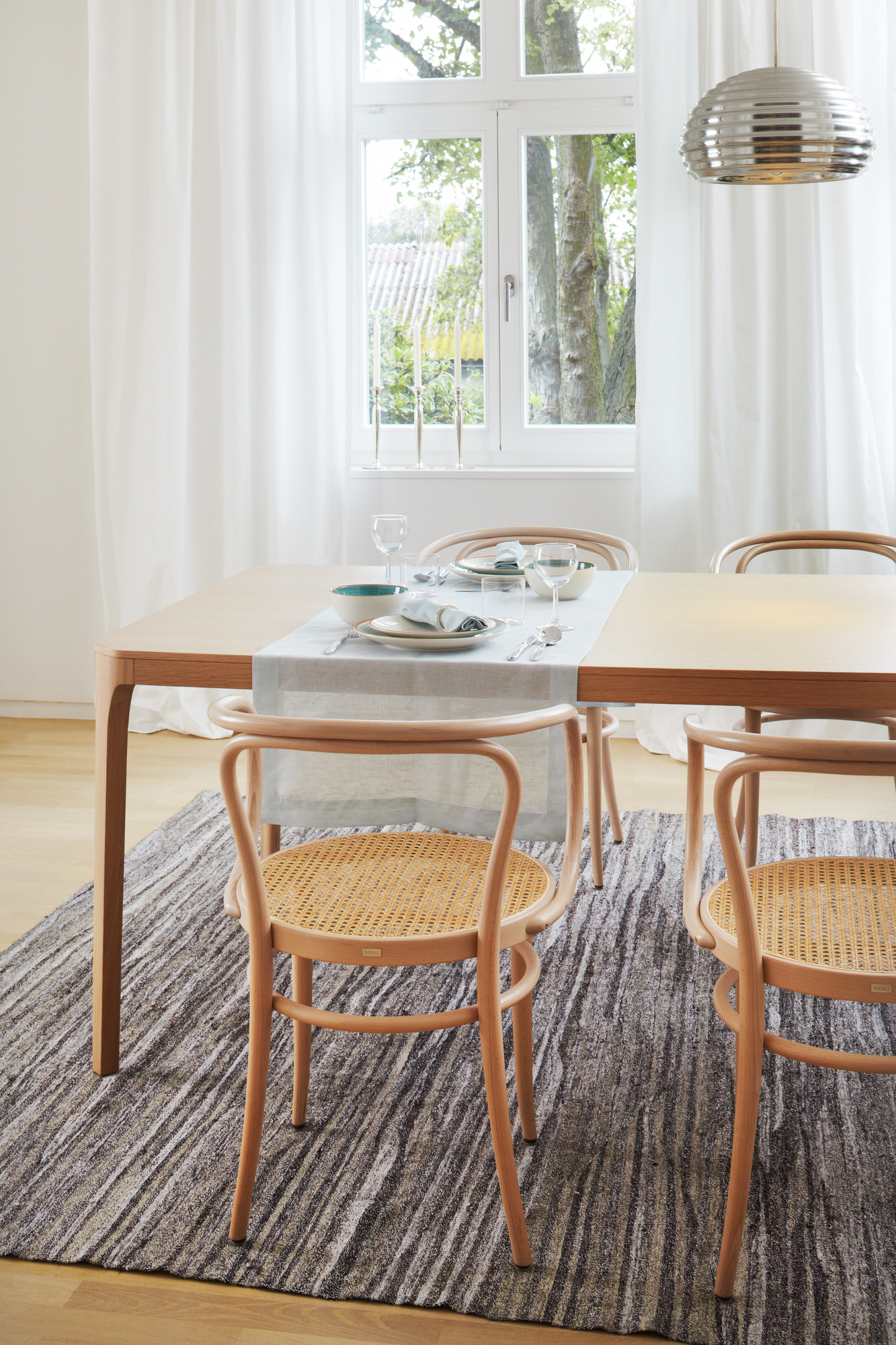 Esstisch mit vier hellen Bugholzstühlen, Modell 209 Thonet, mit Wiener Geflecht.