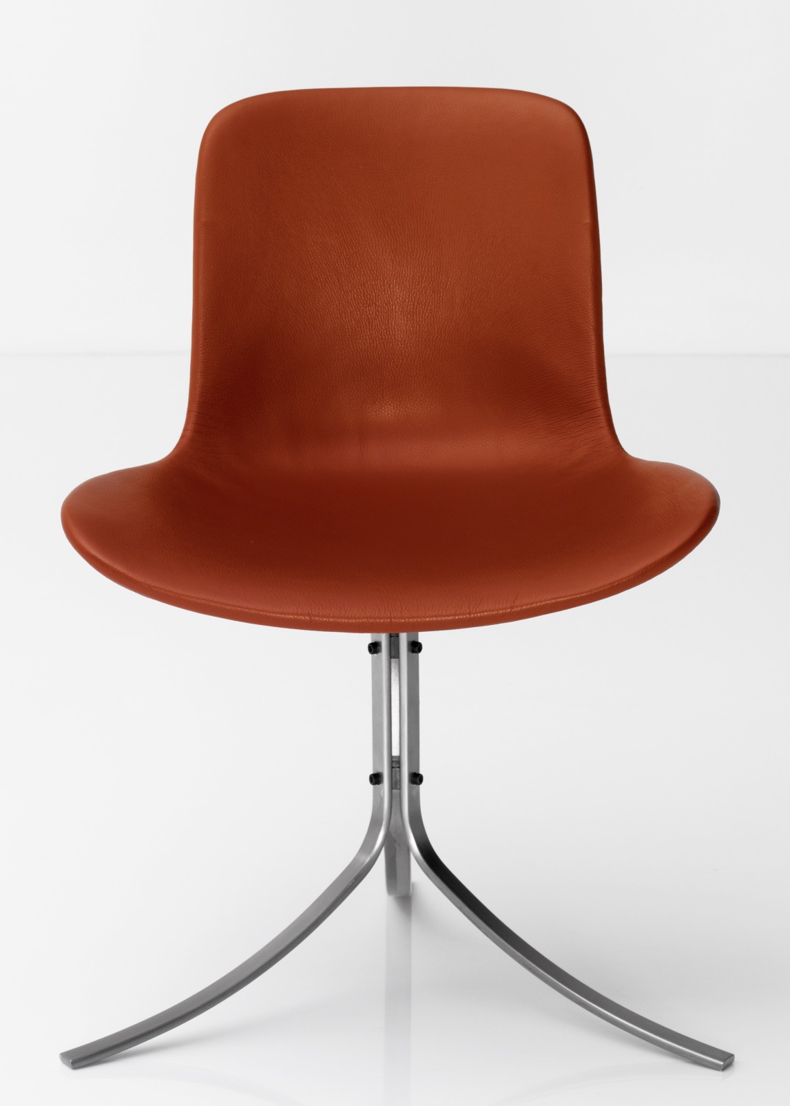 Brauner PK9 Stuhl von Fritz Hansen mit Lederbezug und dreibeinigem Stahlfuß.