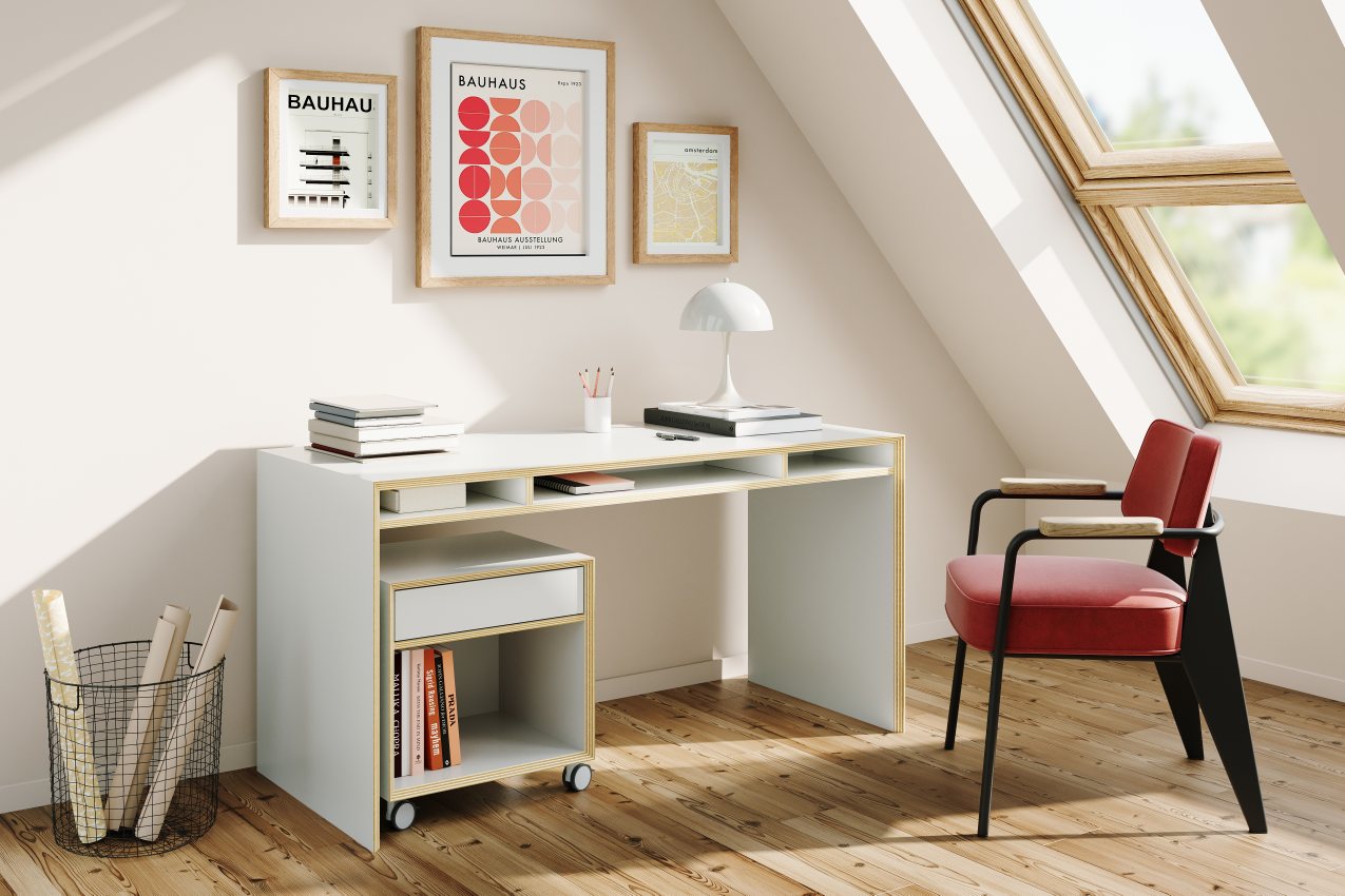 Weißer Schreibtisch mit Bridge Rollcontainer von Müller Möbelwerkstätten in einem hellen Dachzimmer.