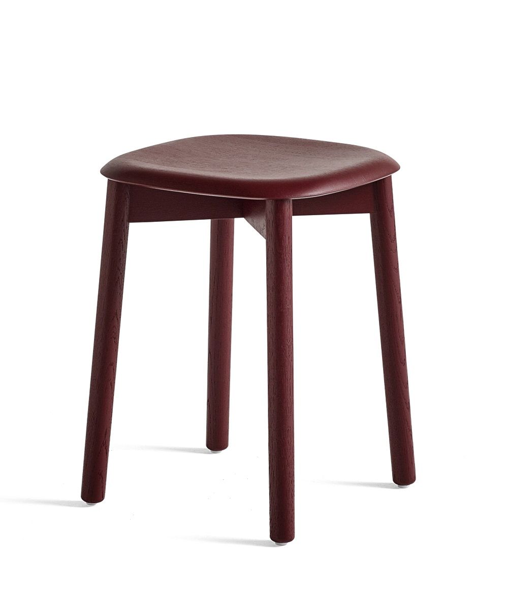 Burgunderroter Hay Soft Edge Hocker 72 aus Holz, ideal für Küche und Bar.